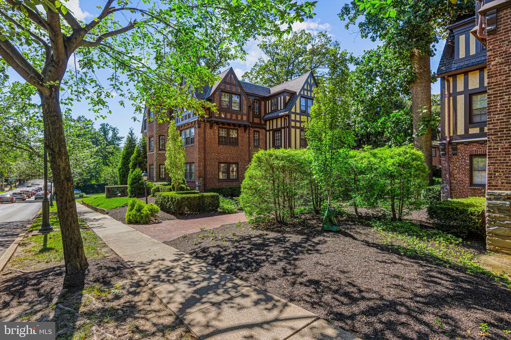 YORKLYNNE MANOR - Residential