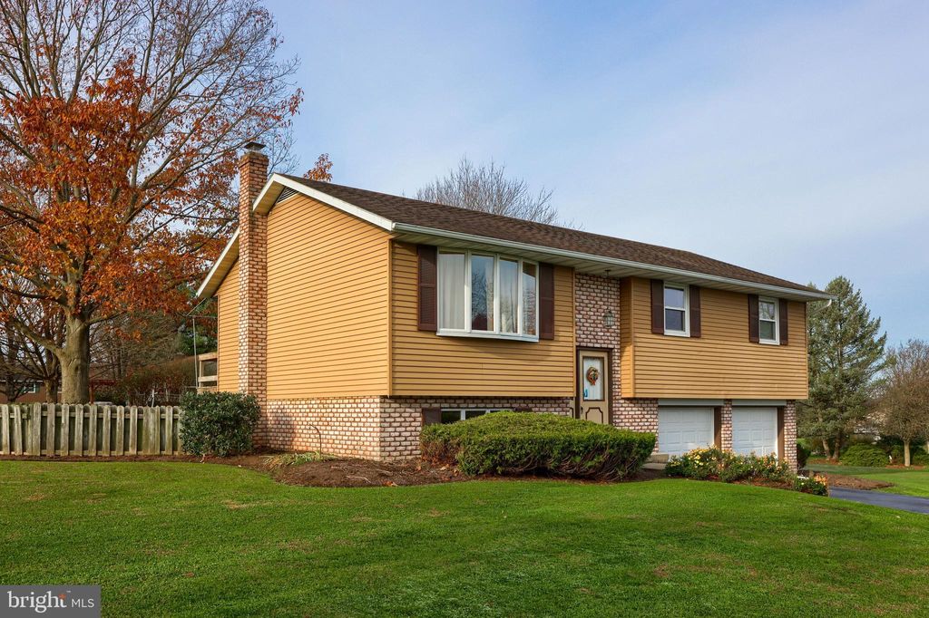 Photo of 108 BRIAR HILL RD, LITITZ, PA 17543 (MLS # PALA2027858)