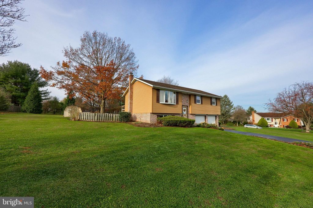 Photo of 108 BRIAR HILL RD, LITITZ, PA 17543 (MLS # PALA2027858)