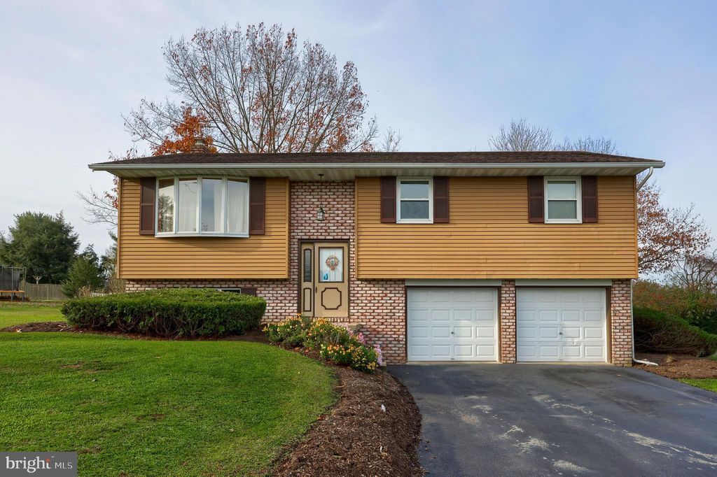 Photo of 108 BRIAR HILL RD, LITITZ, PA 17543 (MLS # PALA2027858)