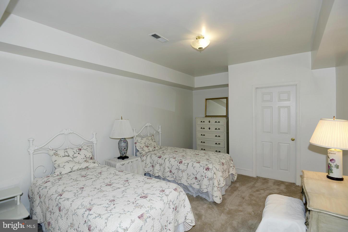 GLEN MILL KNOLLS - Residential