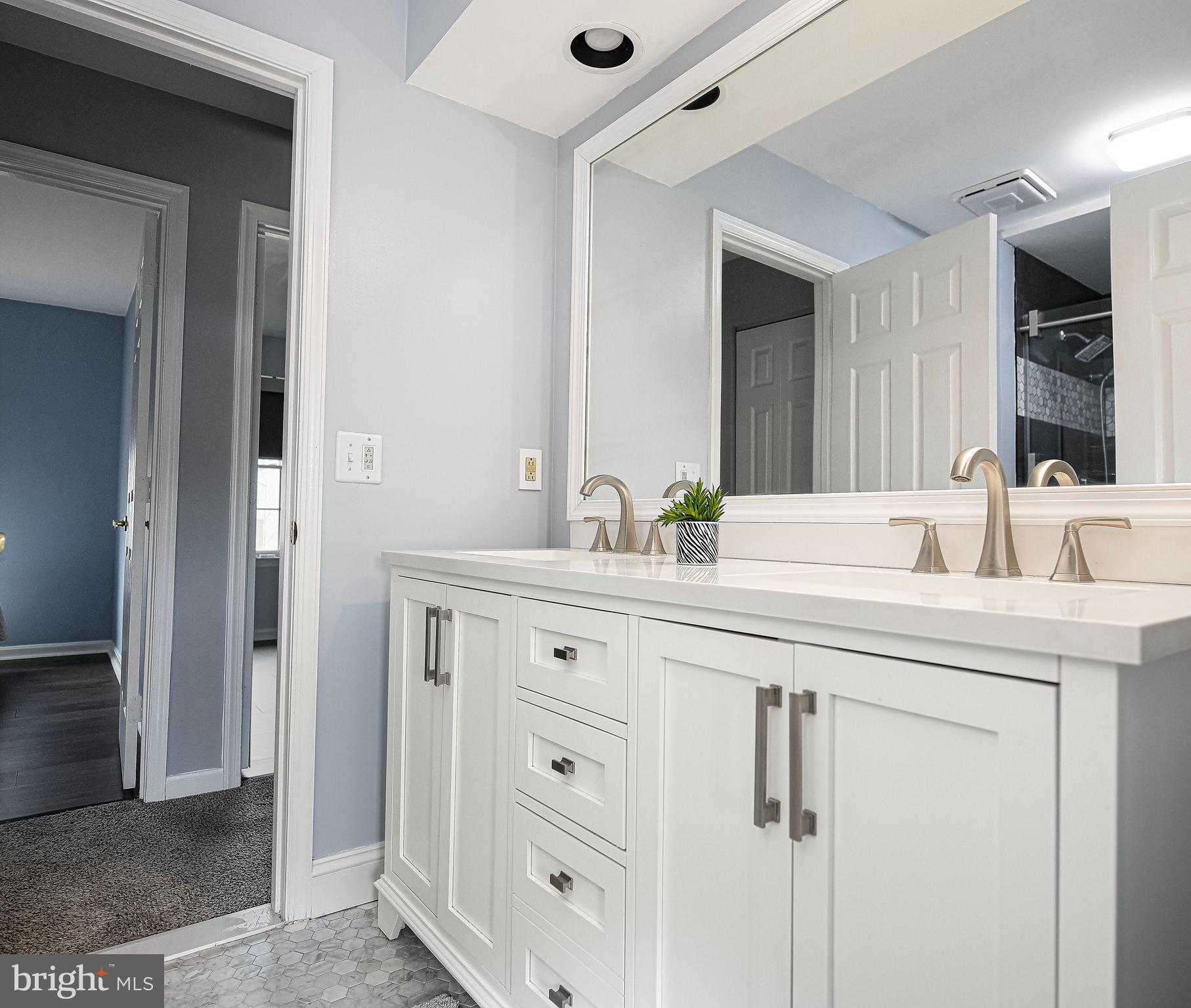 CONSTANT FRIENDSHIP - Residential