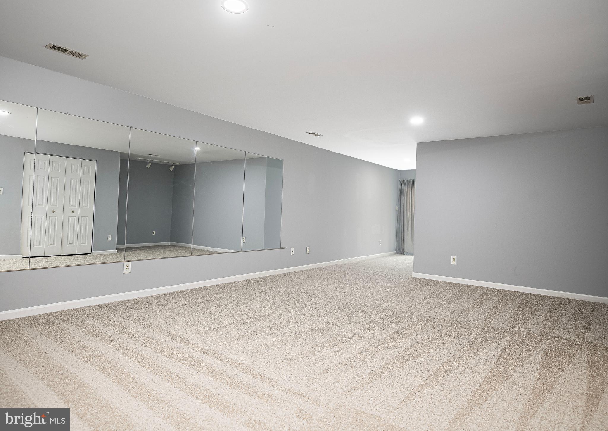 CONSTANT FRIENDSHIP - Residential