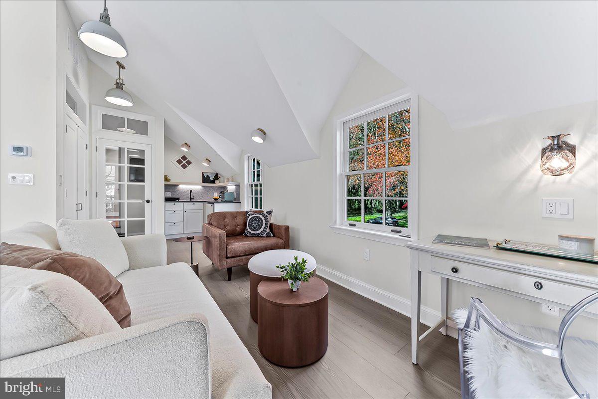 GLADWYNE - Residential