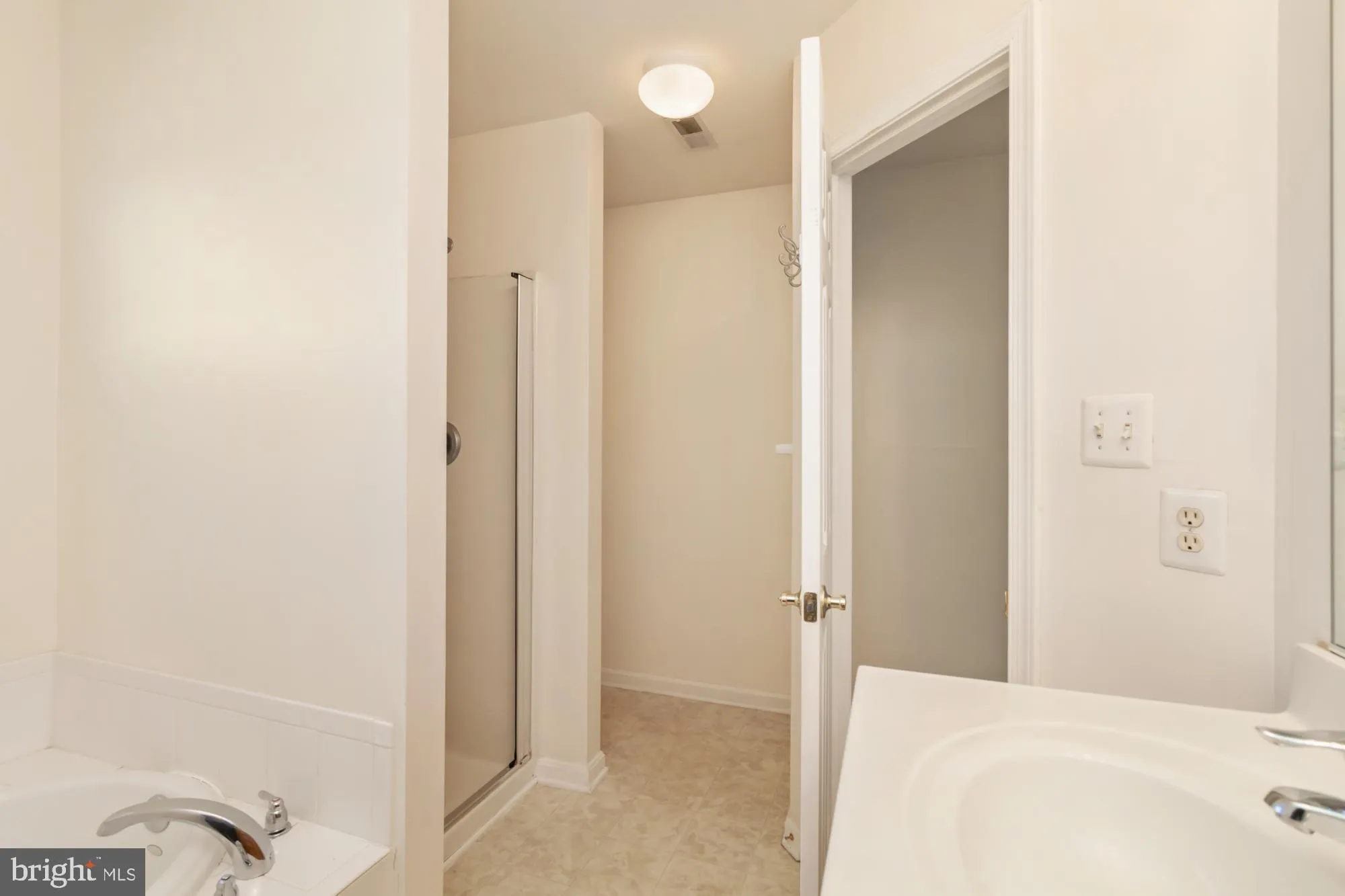 York, Pennsylvania 17408, United States, 3 Bedrooms Bedrooms, ,3 BathroomsBathrooms,Residential,Pending,79943