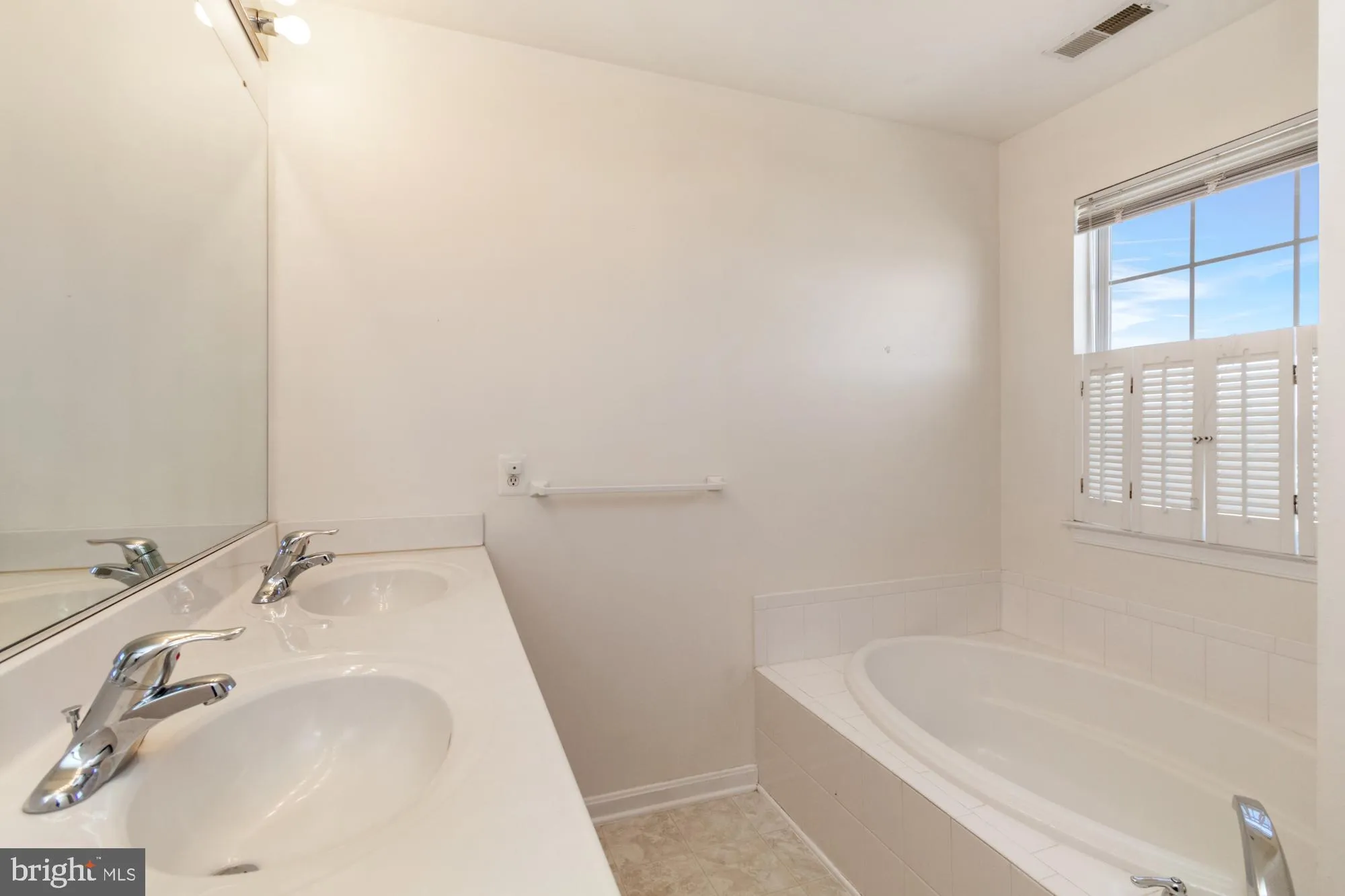 York, Pennsylvania 17408, United States, 3 Bedrooms Bedrooms, ,3 BathroomsBathrooms,Residential,Pending,79943