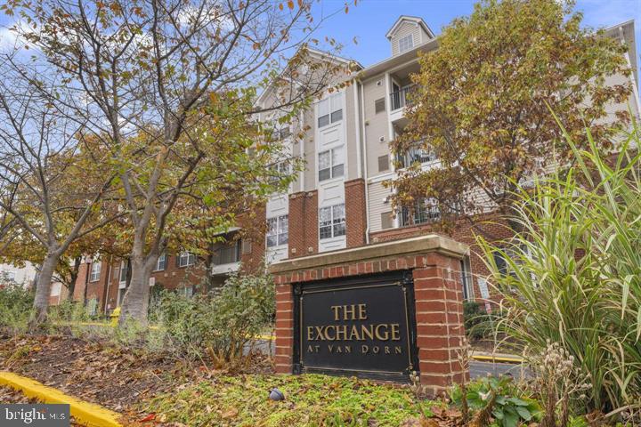 EXCHANGE AT VAN DORN - Residential Lease