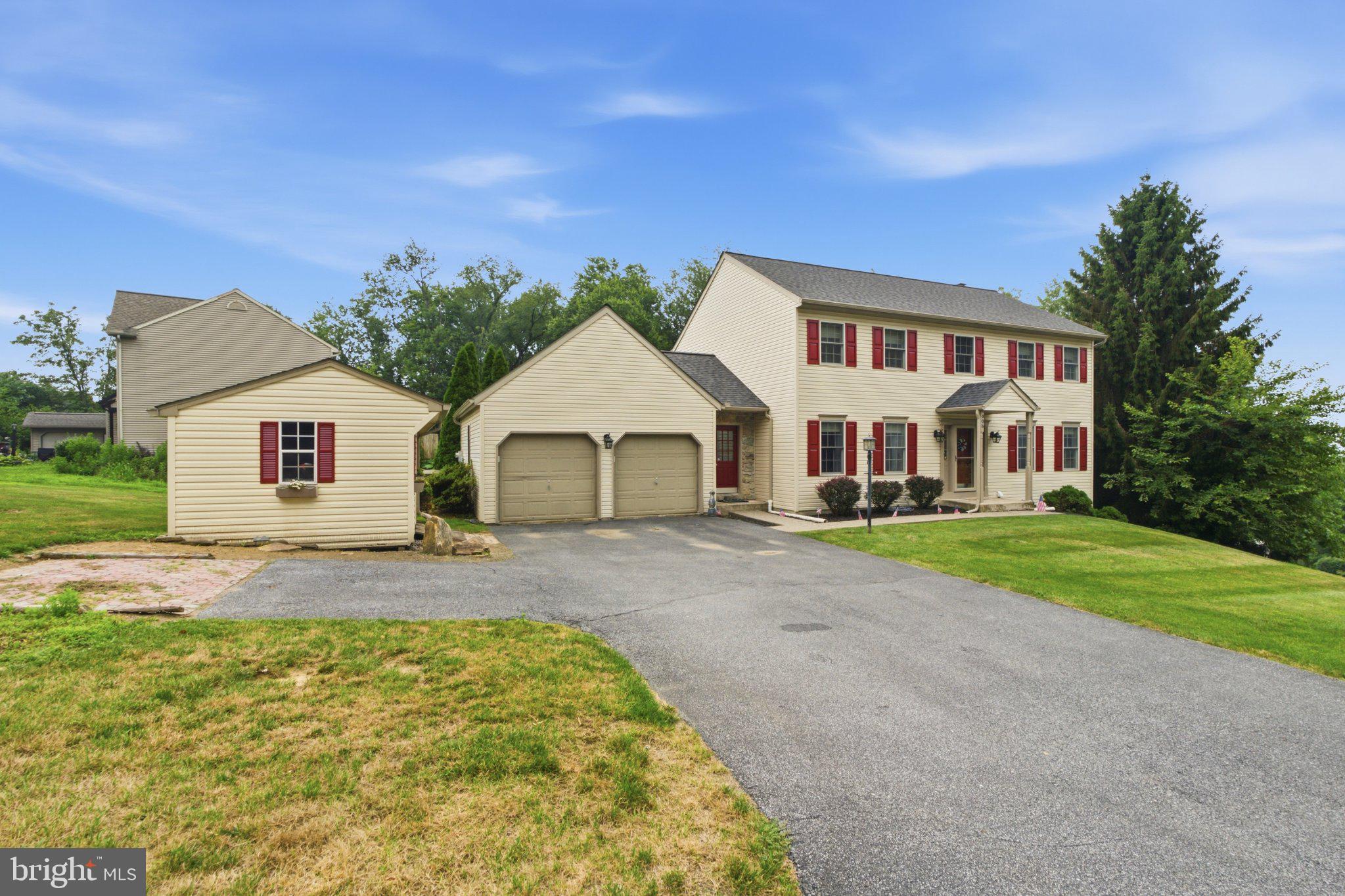 906 HIDDEN HOLLOW DRIVE