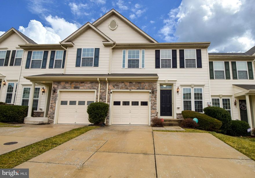 Welcome to 2929 Lomond Pl. This gorgeous townhome has everything your soul desires. The main level features an open concept living room/dining room, kitchen and family room with gleaming hardwood floors throughout and 9 ft ceiling. You will fall in love with this stunning kitchen with stainless steel appliances and granite countertops. Upstairs you will find vaulted ceilings; an expansive master suite with large walk-in closet; 2 generous-sized bedrooms and a laundry room. Lower level recreation room could be a great place for your movie nights or anything else you desire. To top it all off is a large 1 car garage and tons of space for storage. Be sure to check out our custom 3D Virtual Tour!