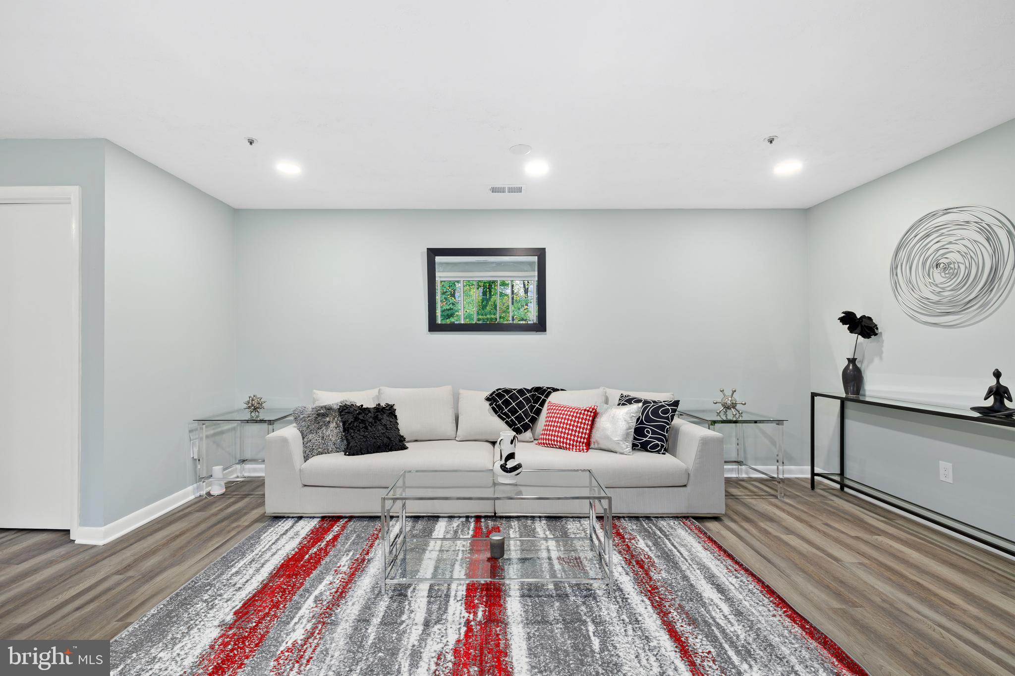 DEVON HILLS - Residential