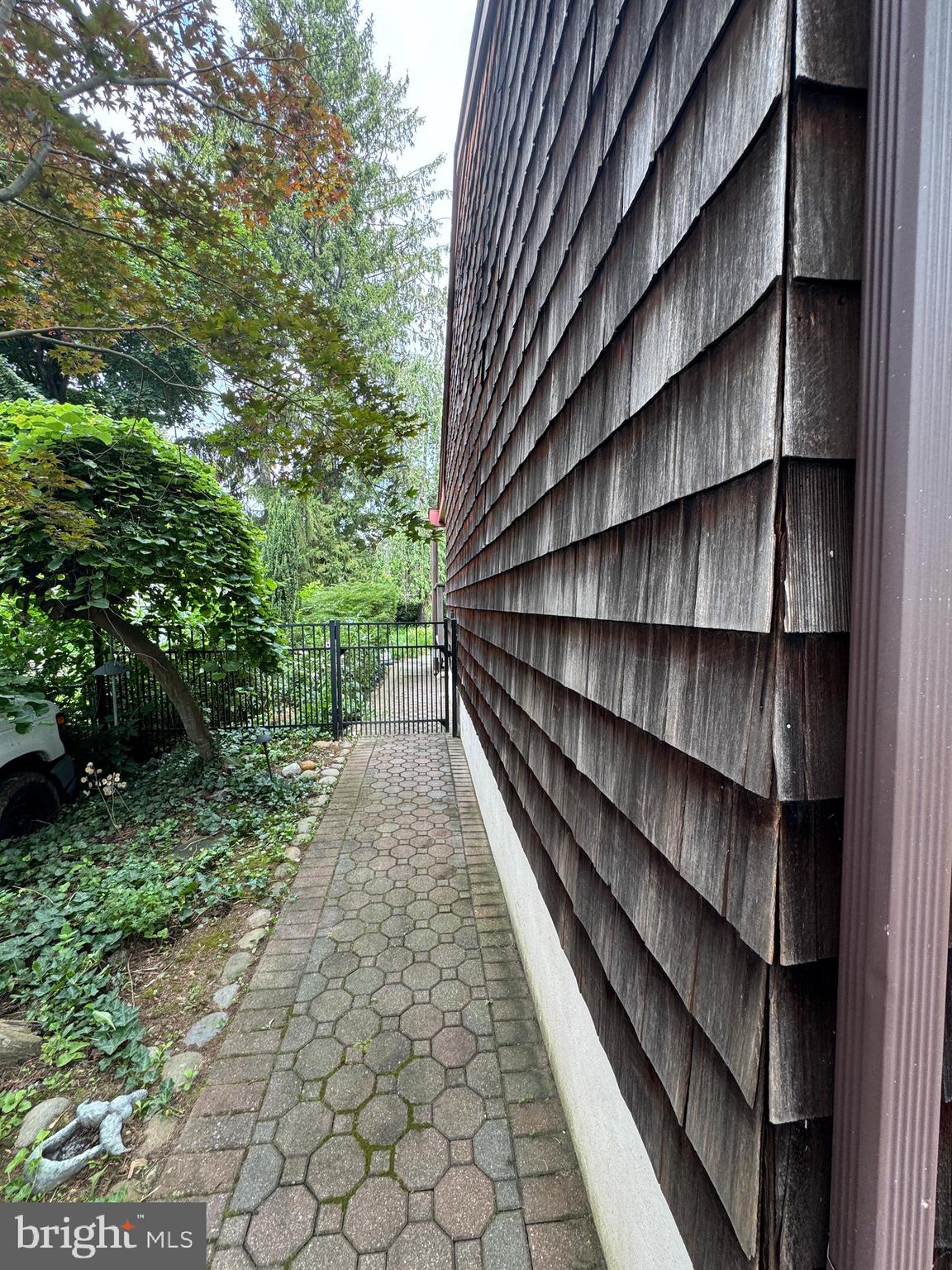 9 WORTHINGTON DRIVE