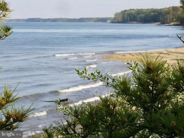 VILLAS ON WATERS EDGE - Residential