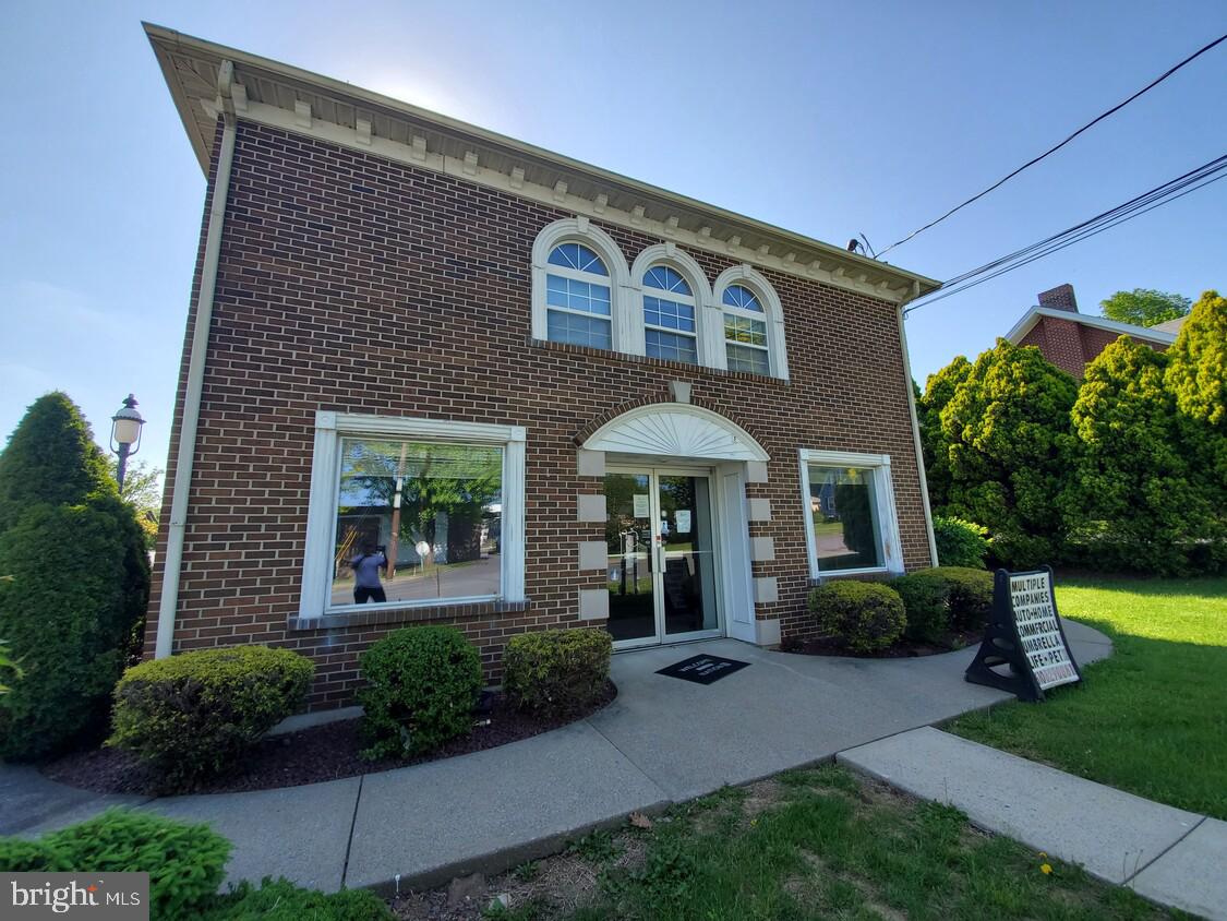 1,331 SF Ground-level space is available for Immediate Lease. Space comprises one ADA Restroom, a kitchenette, and one private office. The plaza is clean and well-maintained. Great use for a hair salon, insurance office, professional or medical office. Schedule a showing today!!! Convenient access to Route 33, I-78, and Route 22. Located on heavily Traveled Williams Penn Highway in Palmer Township(Easton), PA.