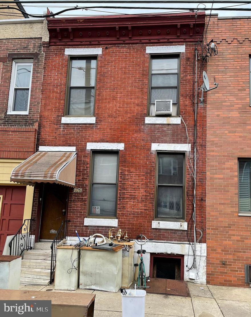 Great investment opportunity!  Large  property set up as a Duplex.  Located in an already established premium neighborhood in East Passyunk Crossing!