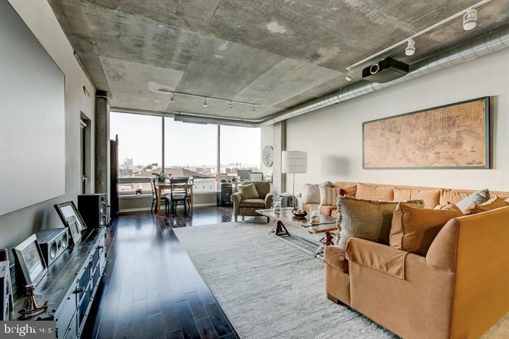 LOCUST POINT - Residential