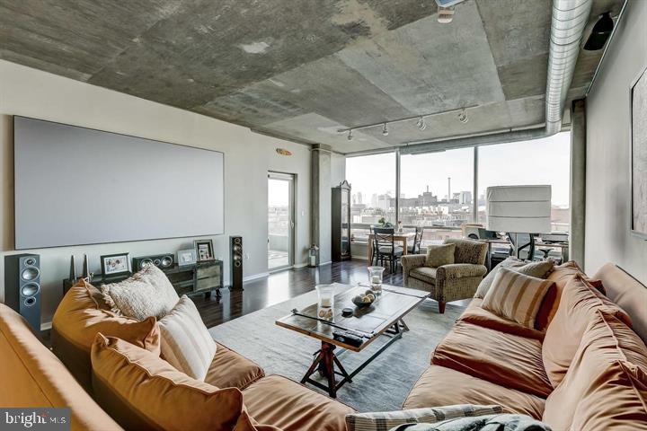 LOCUST POINT - Residential