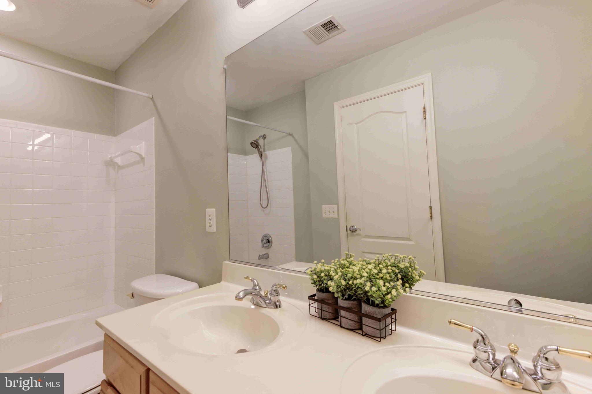 FAIRFAX CENTER LANDBAY - Residential