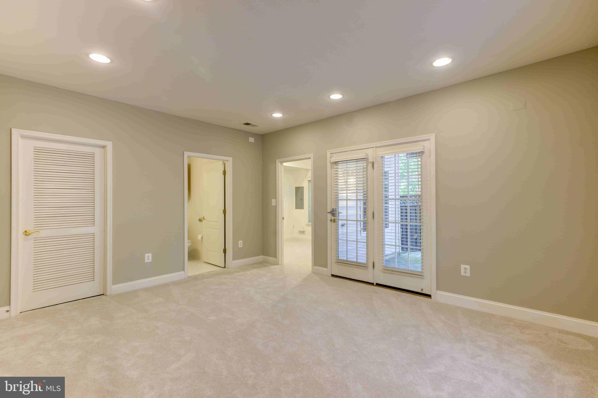 FAIRFAX CENTER LANDBAY - Residential