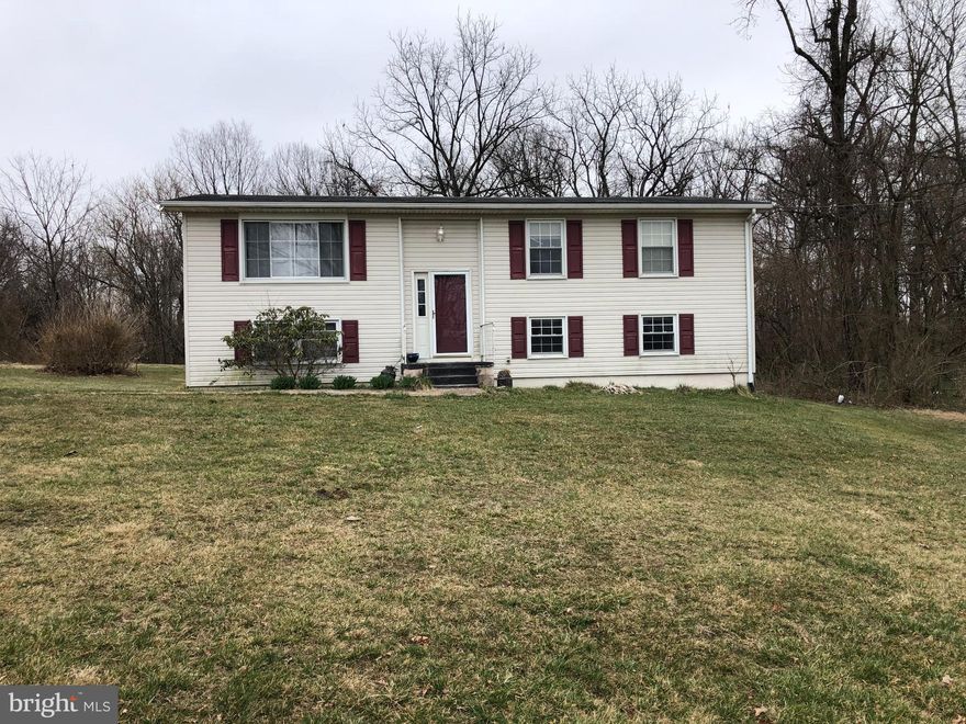 Great Location close to Route  480. Nice bi-level on a large 3 acre lot. Large Front Yard to enjoy summer nights. Three bedrooms and one bathroom on upper level, with one bedroom on lower level.  Large Walkout Basement with room to expand and plenty of storage. Unrestricted!!! Needs Updating. Being Sold "As-is". Looking for a place in the country?
**Property has been reduced**