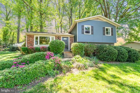 Photo of 10927 Decatur Drive, FAIRFAX, VA 22030 (MLS # VAFX2302610)