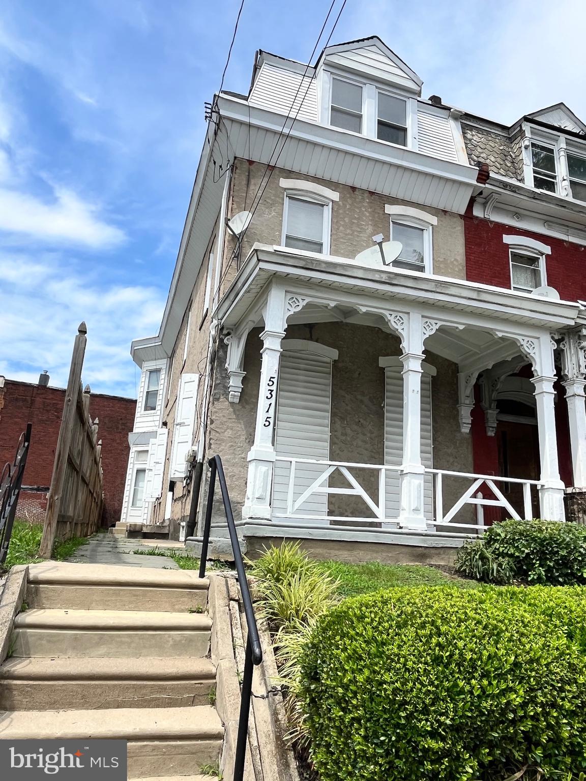 This lovely property is a twin building triplex with 3 units, (1) one bedroom and (2) two bedroom units, units are spacious with some upgrades thru out, gas and electric are separate for each unit, ice rear yard. Schedulle your showing today.