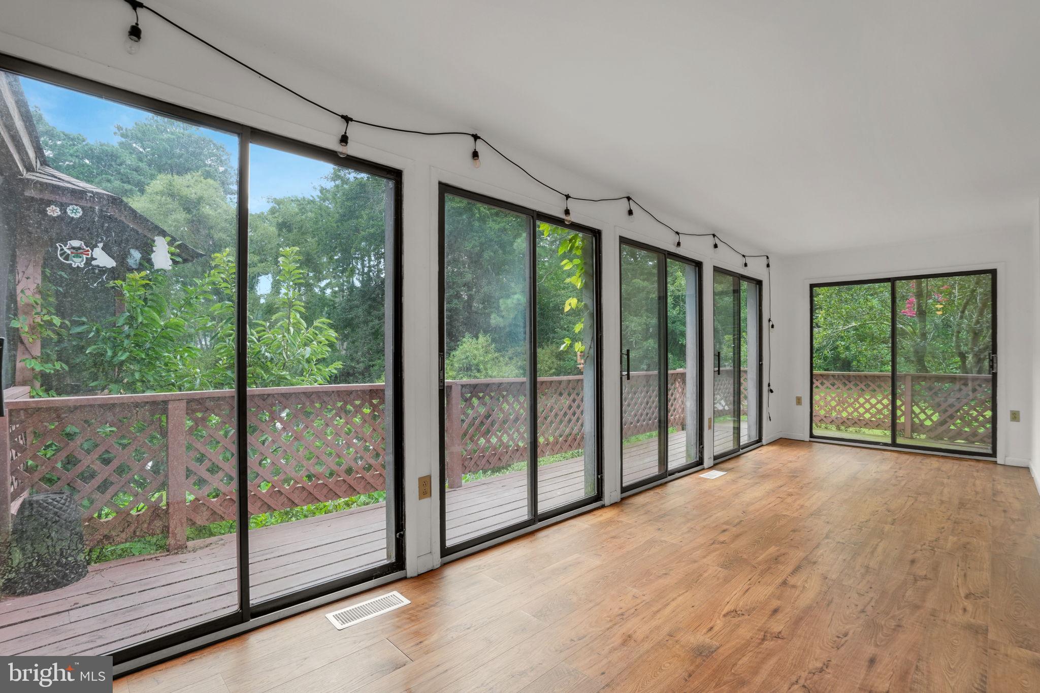 CAPTAIN'S COVE - Residential