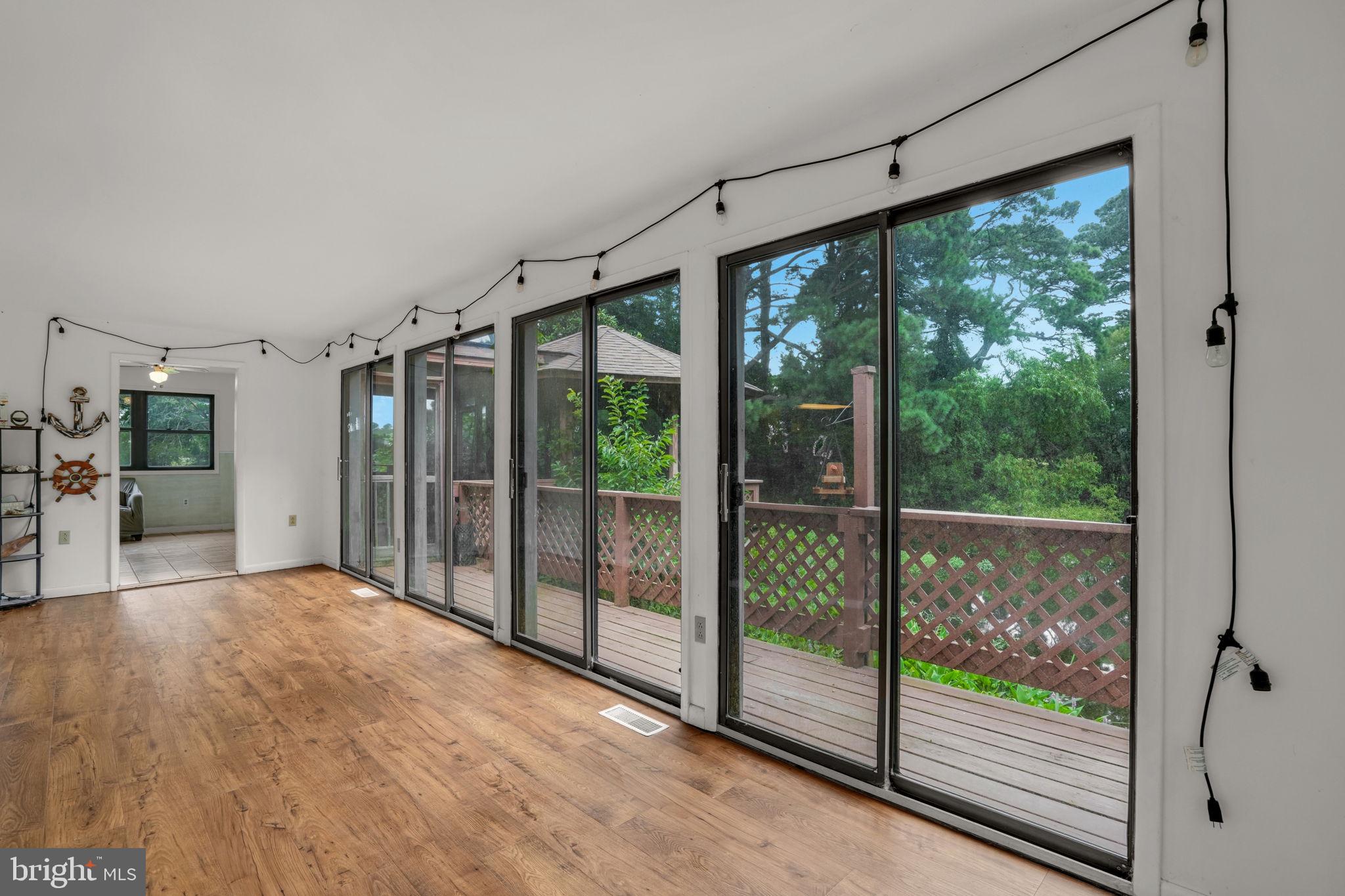 CAPTAIN'S COVE - Residential