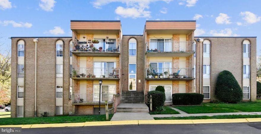 Simply gorgeous and newly Renovated 2BR condo for rent!
Enter this cozy home and experience it's bright and airy feeling as soon as you walk in.
BRAND new carpet and FRESH PAINT throughout!
UTILITIES are INCLUDED in the rent!!
The deck is welcoming and has perfect views for sitting outdoors and relaxing.
The kitchen features stainless steel appliances, granite countertops and space that will accommodate a cafe style table and chairs.
The bedrooms are spacious with ample closet space.
Additional storage and laundry facilities are conveniently located on the lower level of the building.
This condo is within minutes to White Flint Metro and major commuter routes.
Community amenities include, outdoor pool, tennis courts and plenty of parking!