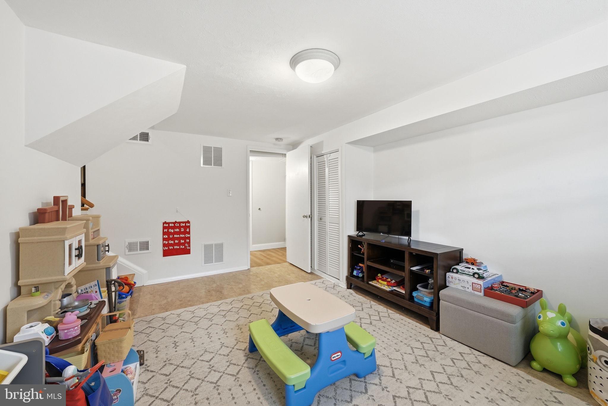 CRESTWOOD MANOR - Residential