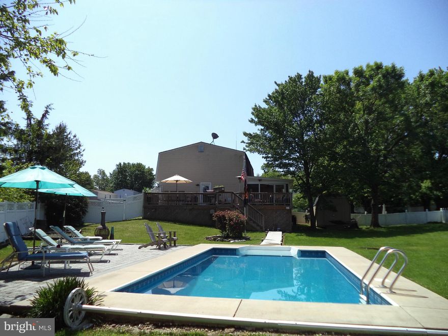 Charming 3 BR-2 BA semi-detached town home. Updated kitch includes SS appliances,corian counter tops, 2 oven stove,tile back splash. Laminate flooring in LR, DR & kitch. Main bathroom has a jacuzzi tub & ceramic tile.Enormous screened in porch leading to a huge deck! In ground pool (liner 2 yrs old) &patio. New carpet in family room. Rear yard has 6' vinyl privacy fence & a large shed & much more!