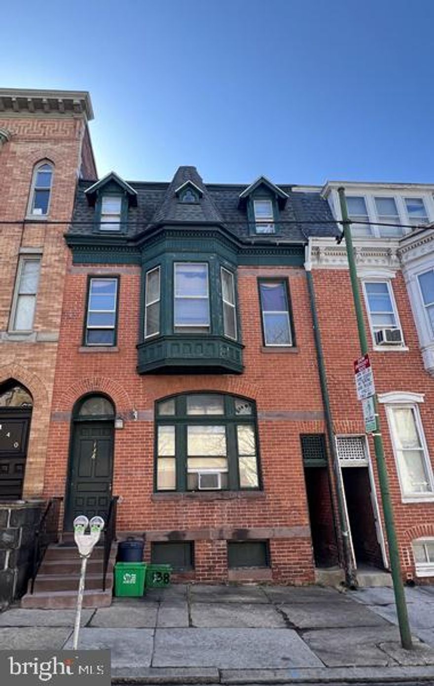 3rd floor studio apartment. Kitchen with stove and refrigerator, bonus room and built-in AC unit. No pets and no smoking indoors.