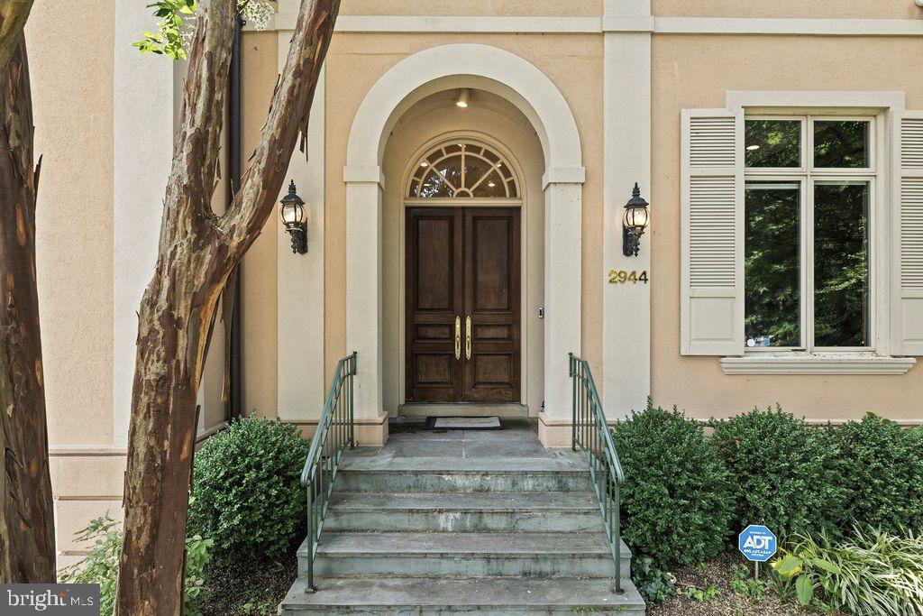 2944 UNIVERSITY TERRACE NW