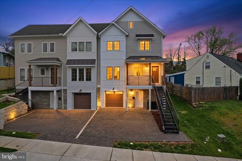 Townhouse For Sale - 5041 25th Street<br/> Arlington County, ARLINGTON, VA 22206