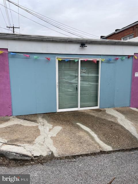 LARGE 500 SQUARE FOOT GARAGE, WITH HEAT, ELECTRIC AND BATHROOM. HAS FRONT SLIDING GLASS DOOR/STORE FRONT. PREVIOUSLY USED AS PARTY RENTAL SHOP. NO WATER IN GARAGE(ONLY WATER SOURCE IS IN BATHROOM) CANNOT BE USED FOR CAR WASHING. WOULD BE A GREAT LOCATION FOR STORAGE OF ONLINE SALES, T-SHIRT PRINTING, STAGING BUSINESS, THRIFT STORE...
CONVENIENTLY LOCATED, MINUTES FROM 695 AND 2 BLOCKS NORTH OF WHITE AVE.