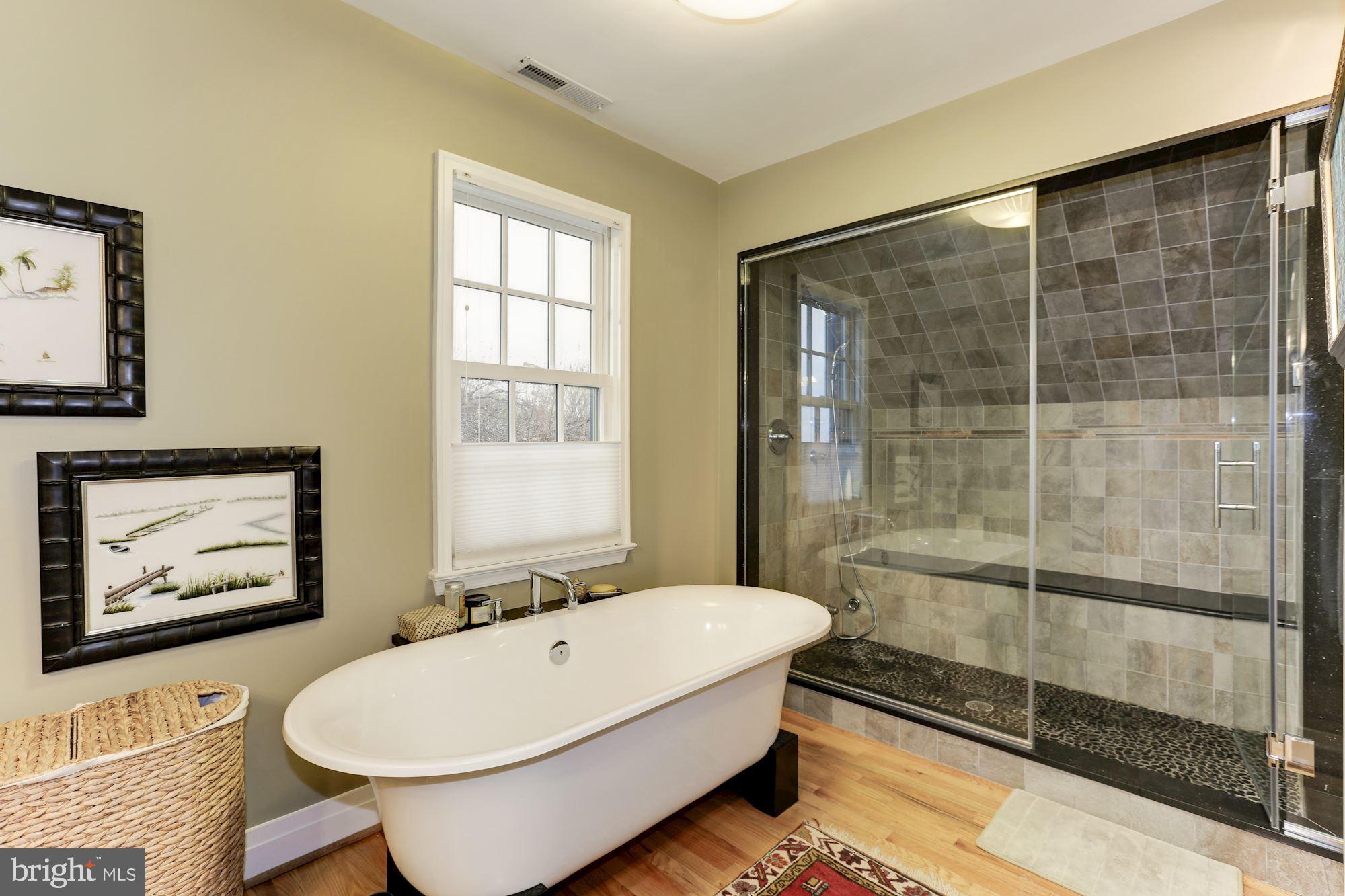 QUEEN ANNE COLONY - Residential