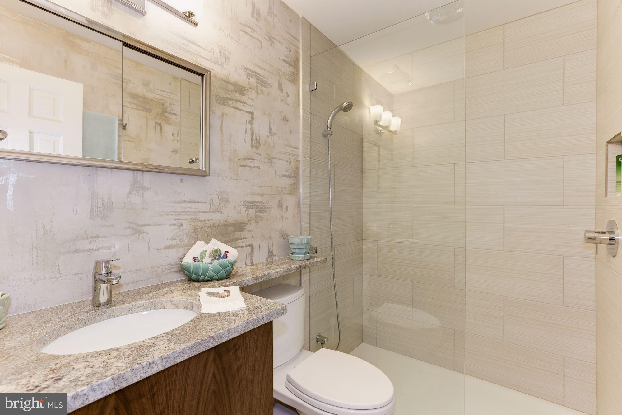 QUEEN ANNE COLONY - Residential