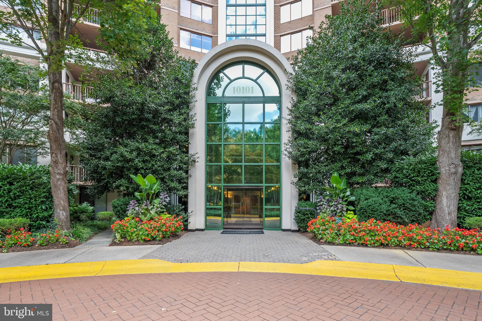 10101 GROSVENOR PLACE 214