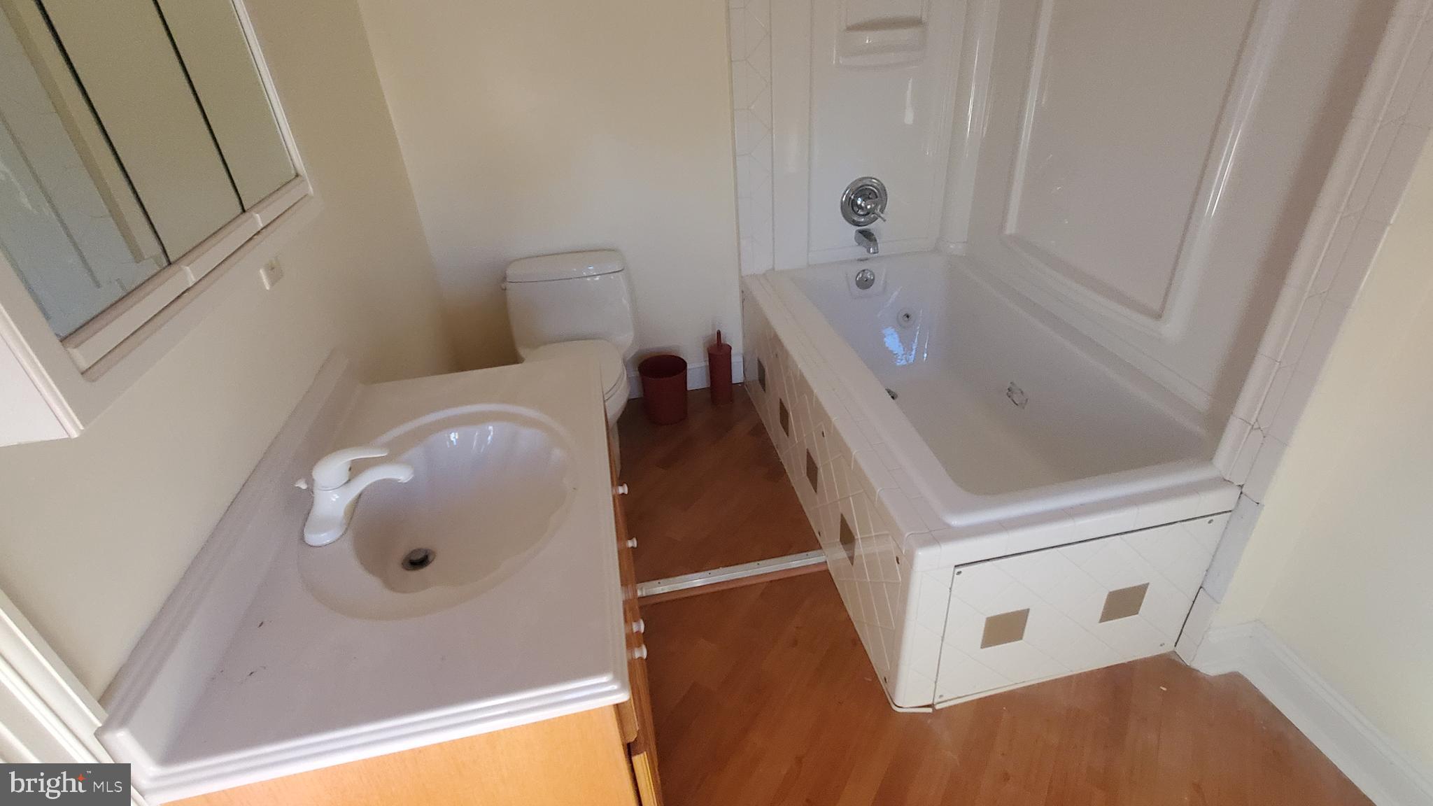 MIDDLETOWN - Commercial Sale