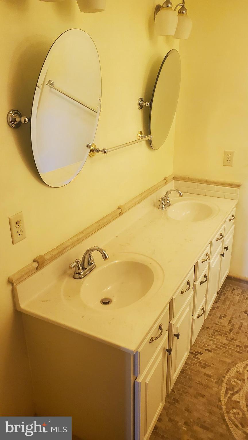 MIDDLETOWN - Commercial Sale