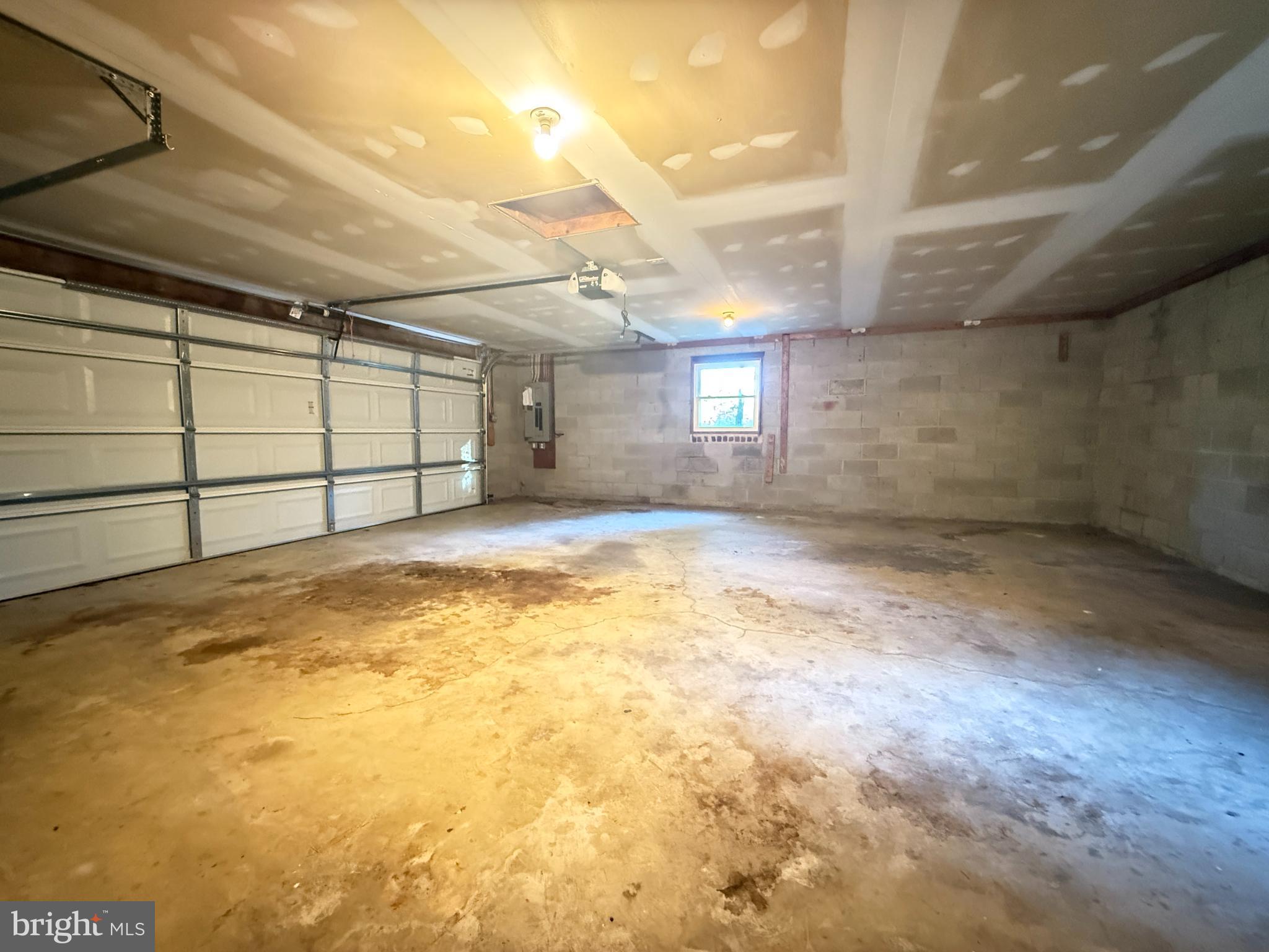 COUNTRY LAKES - Residential