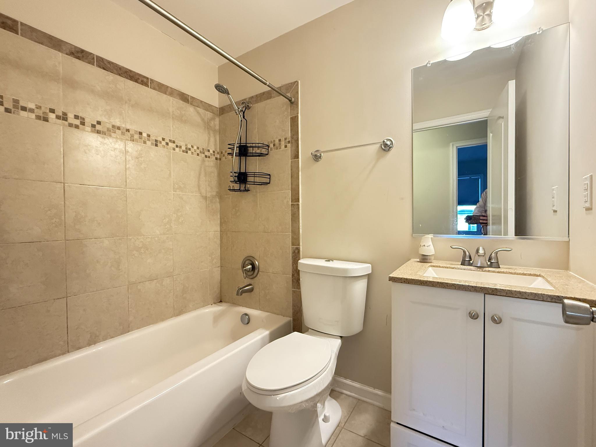 COUNTRY LAKES - Residential