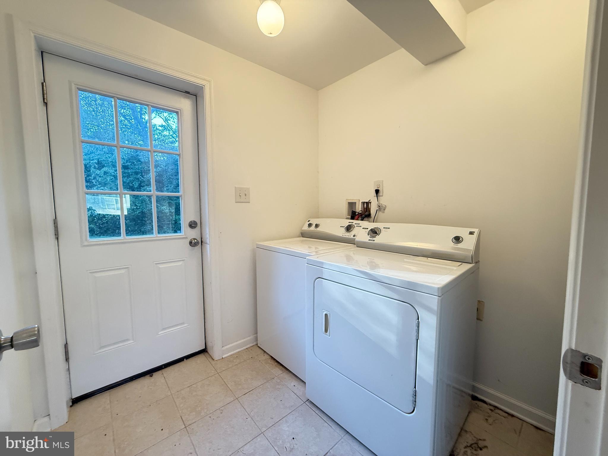 COUNTRY LAKES - Residential