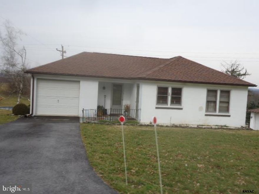 Cozy Rancher on 1 Acre country lot - Detached 2 Car Garage.