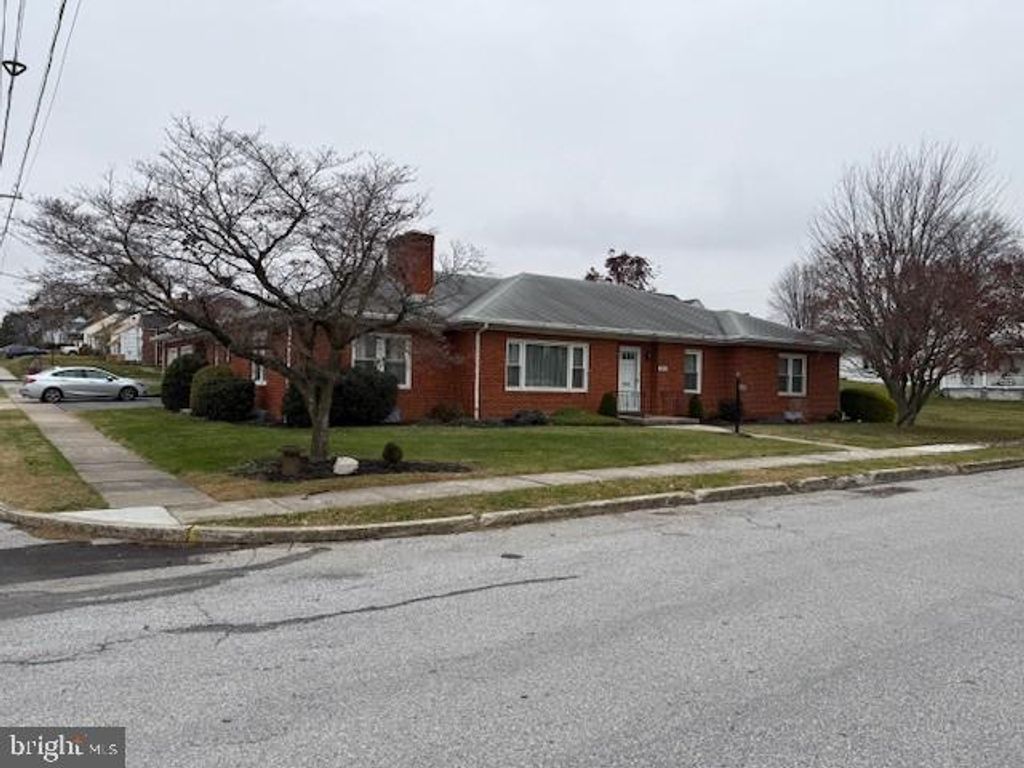 Photo of 300 N Franklin St, WAYNESBORO, PA 17268 (MLS # PAFL2031400)