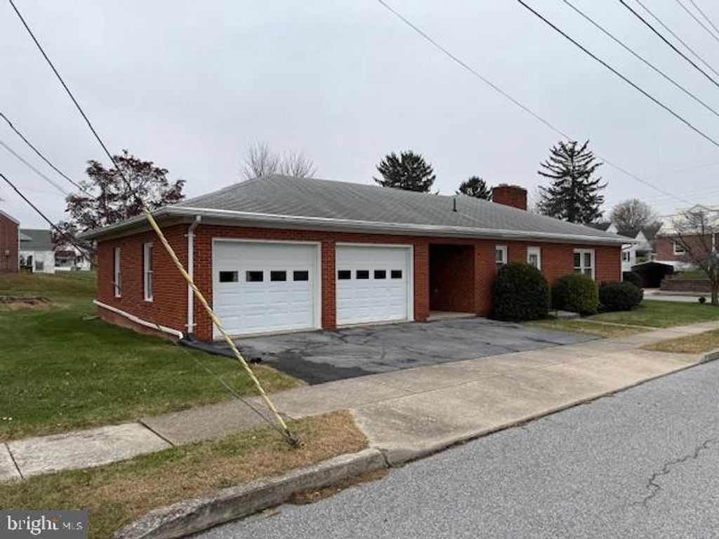 Photo of 300 N Franklin St, WAYNESBORO, PA 17268 (MLS # PAFL2031400)