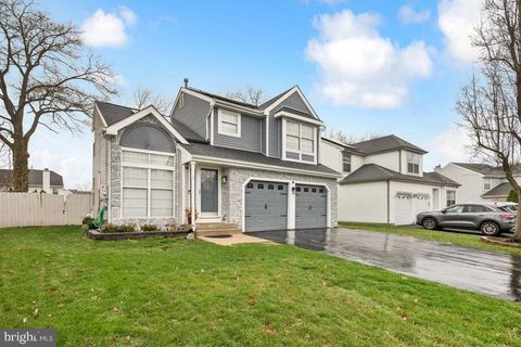 Homes For Sale - 6 Berkely Drive<br/> BURLINGTON, NJ 08016