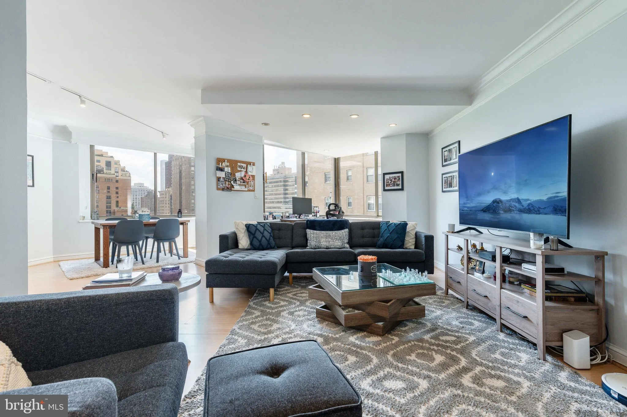 Philadelphia, Pennsylvania 19103, United States, 2 Bedrooms Bedrooms, ,3 BathroomsBathrooms,Residential,Active,174376