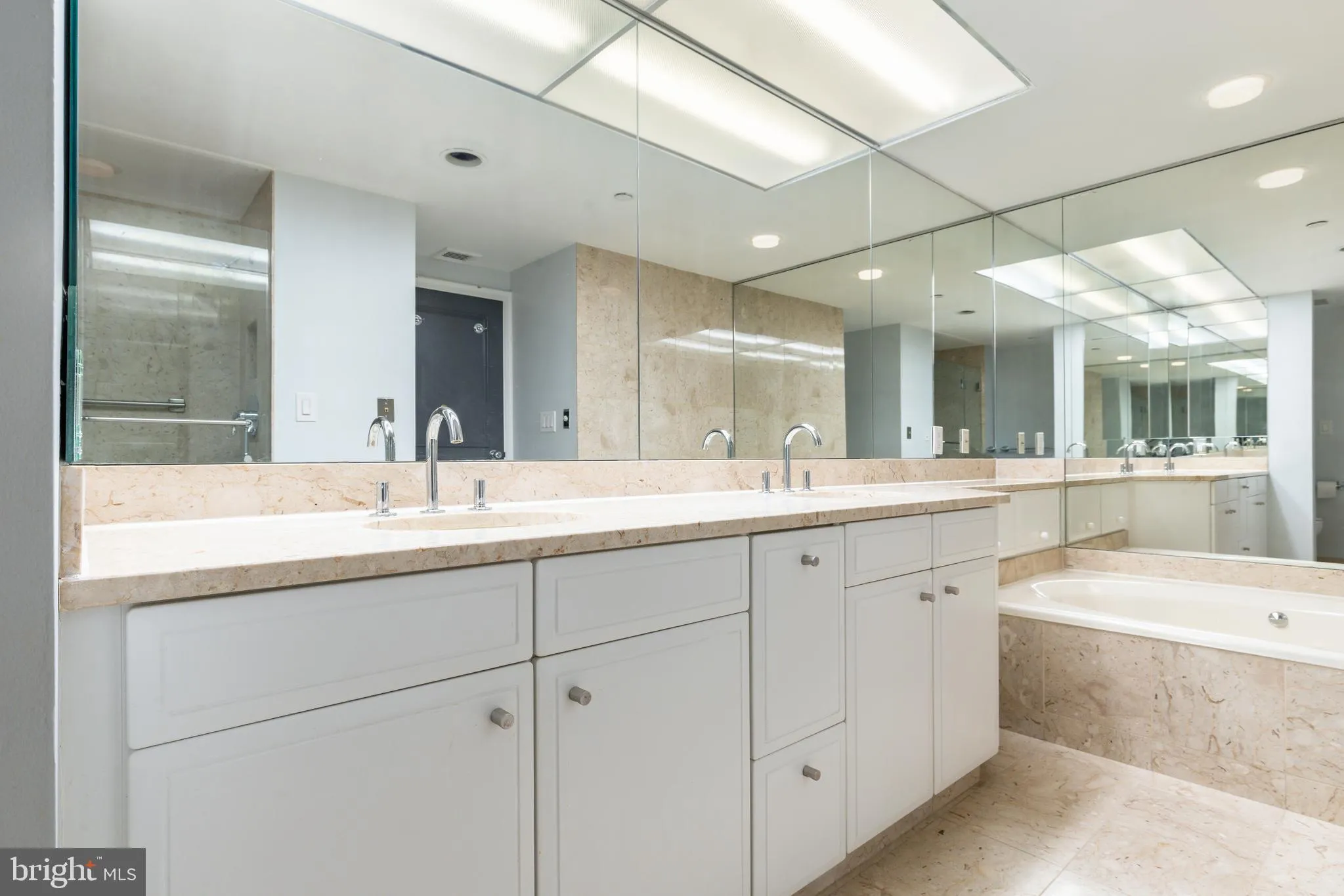 Philadelphia, Pennsylvania 19103, United States, 2 Bedrooms Bedrooms, ,3 BathroomsBathrooms,Residential,Active,174376