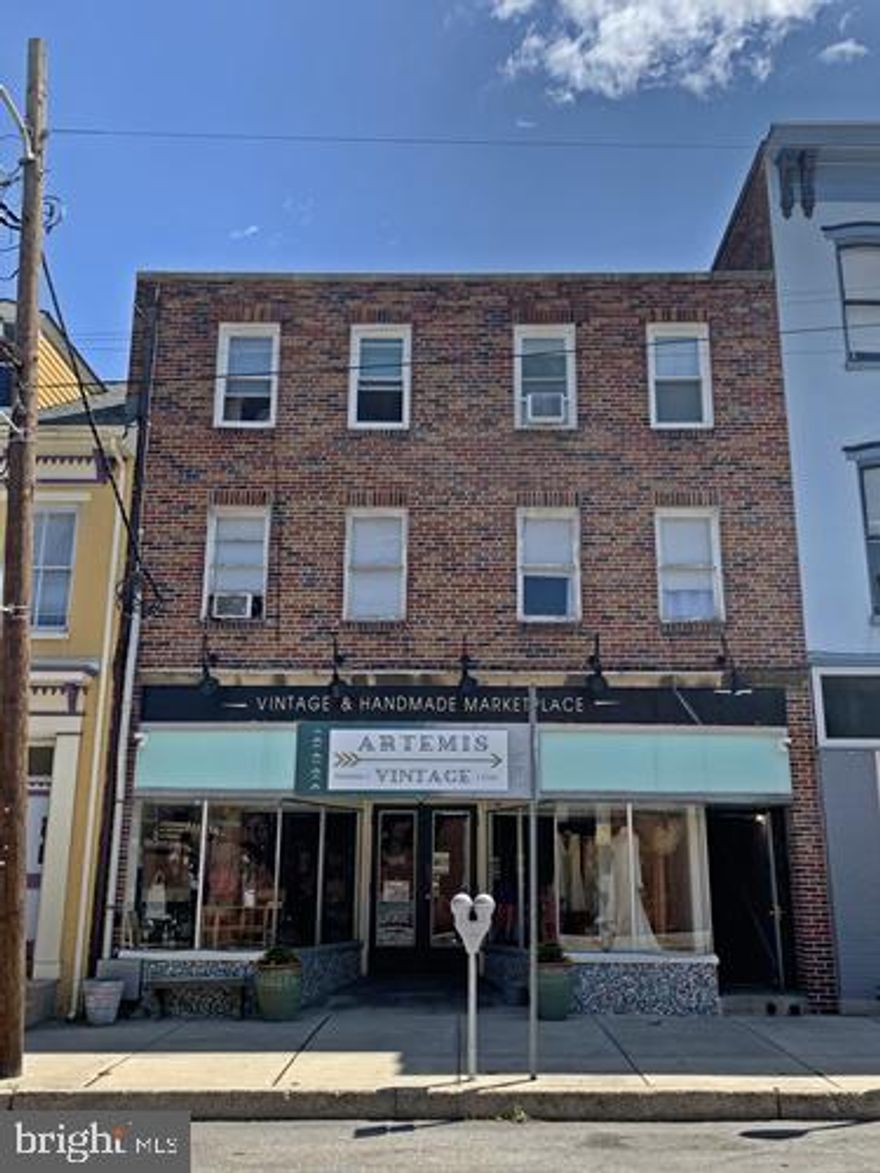 2nd floor, 1 bedroom 1 full bathroom apartment located in the Royal Square District. Living room and kitchen with stove and refrigerator. Hardwood floors throughout. No pets and no smoking indoors.