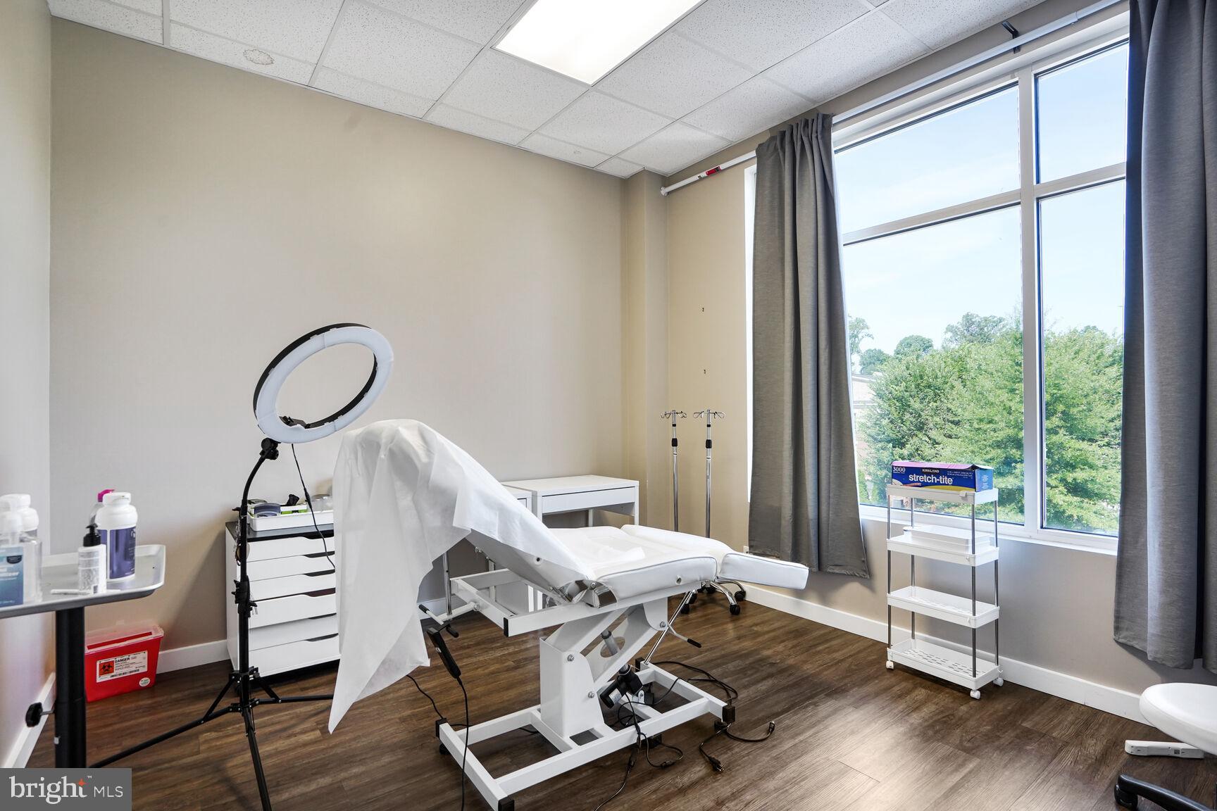 7121 LEESBURG PIKE E 2-2